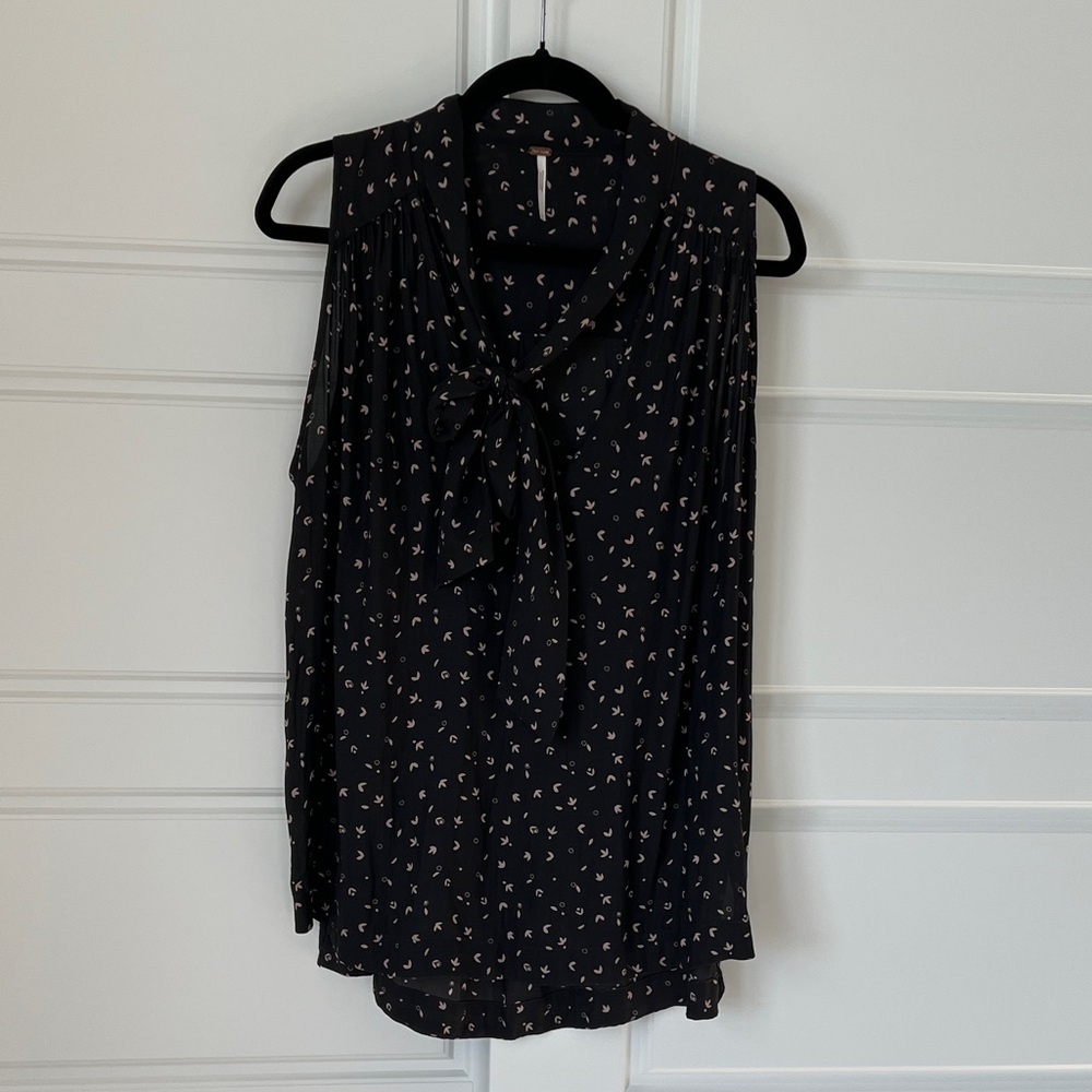Free People "Tuck In" Tie next sleeveless Blouse • Black/Blush Print • Size L